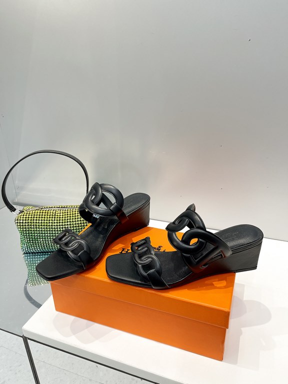 Hermes Hermes 2023 Official website synchronized spring and summer new style, slant heel sandalCowhide fabric, sheepskin footbed. Sheepskin lining. A lightweight summer sandal with a classic shape transformed into a leat