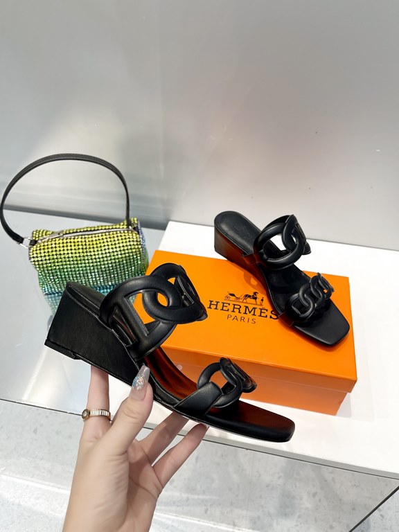 Hermes Hermes 2023 Official website synchronized spring and summer new style, slant heel sandalCowhide fabric, sheepskin footbed. Sheepskin lining. A lightweight summer sandal with a classic shape transformed into a leat