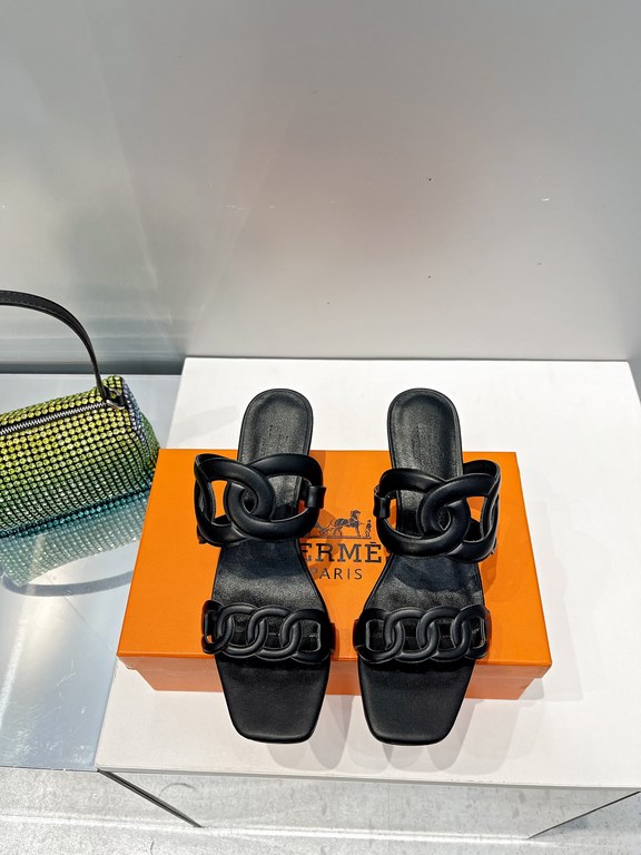 Hermes Hermes 2023 Official website synchronized spring and summer new style, slant heel sandalCowhide fabric, sheepskin footbed. Sheepskin lining. A lightweight summer sandal with a classic shape transformed into a leat