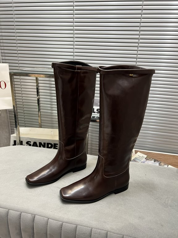 Factory priceThis year a very hot niche brand boots, Toteme tall boots square head riding boots long women's boots!Toteme these boots should be Hermes flat replacement New York blogger's ultra-modern classic fall and win