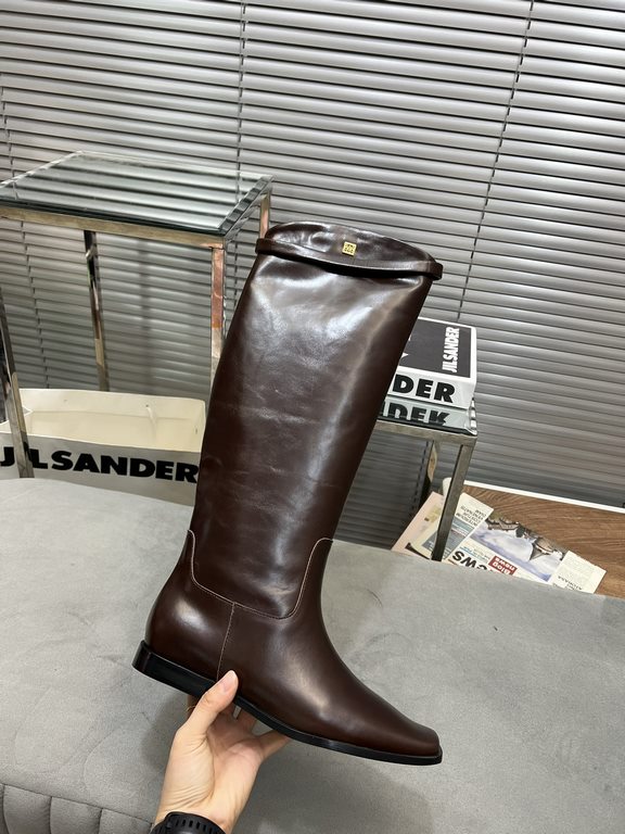 Factory priceThis year a very hot niche brand boots, Toteme tall boots square head riding boots long women's boots!Toteme these boots should be Hermes flat replacement New York blogger's ultra-modern classic fall and win