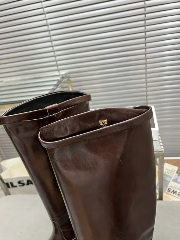 Factory priceThis year a very hot niche brand boots, Toteme tall boots square head riding boots long women's boots!Toteme these boots should be Hermes flat replacement New York blogger's ultra-modern classic fall and win