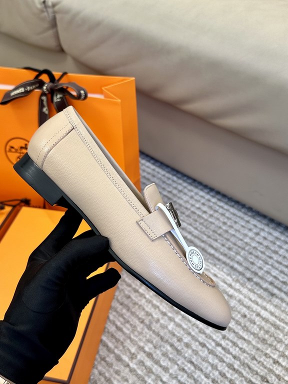 High quality ex-factoryHERMES Hermes   Classic Loafers  NewHERME.S Hermes  Classic Loafers New!Black classic, oatmeal color with enamel buckle.Milk tea color is soft and versatileHermès' SpringSummer 23 Most H Button Col