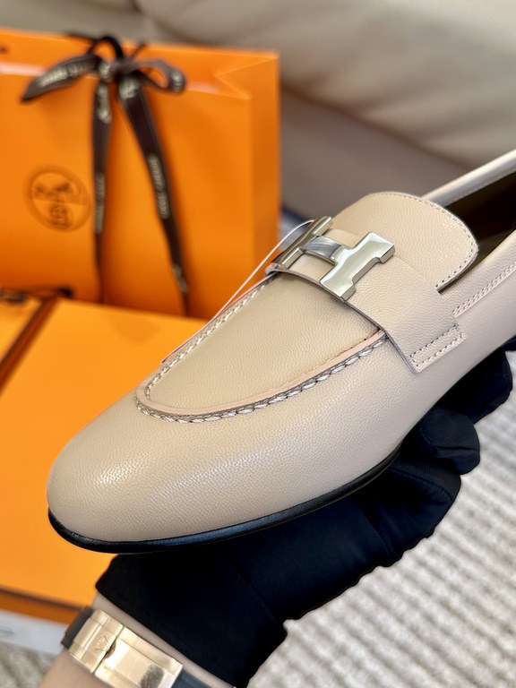 High quality ex-factoryHERMES Hermes   Classic Loafers  NewHERME.S Hermes  Classic Loafers New!Black classic, oatmeal color with enamel buckle.Milk tea color is soft and versatileHermès' SpringSummer 23 Most H Button Col