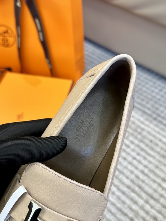 High quality ex-factoryHERMES Hermes   Classic Loafers  NewHERME.S Hermes  Classic Loafers New!Black classic, oatmeal color with enamel buckle.Milk tea color is soft and versatileHermès' SpringSummer 23 Most H Button Col