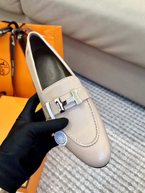 High quality ex-factoryHERMES Hermes   Classic Loafers  NewHERME.S Hermes  Classic Loafers New!Black classic, oatmeal color with enamel buckle.Milk tea color is soft and versatileHermès' SpringSummer 23 Most H Button Col