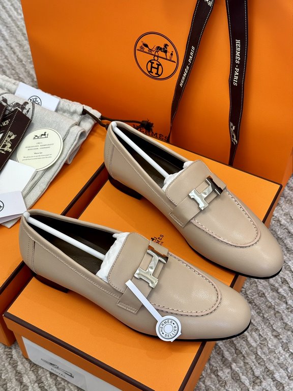 High quality ex-factoryHERMES Hermes   Classic Loafers  NewHERME.S Hermes  Classic Loafers New!Black classic, oatmeal color with enamel buckle.Milk tea color is soft and versatileHermès' SpringSummer 23 Most H Button Col