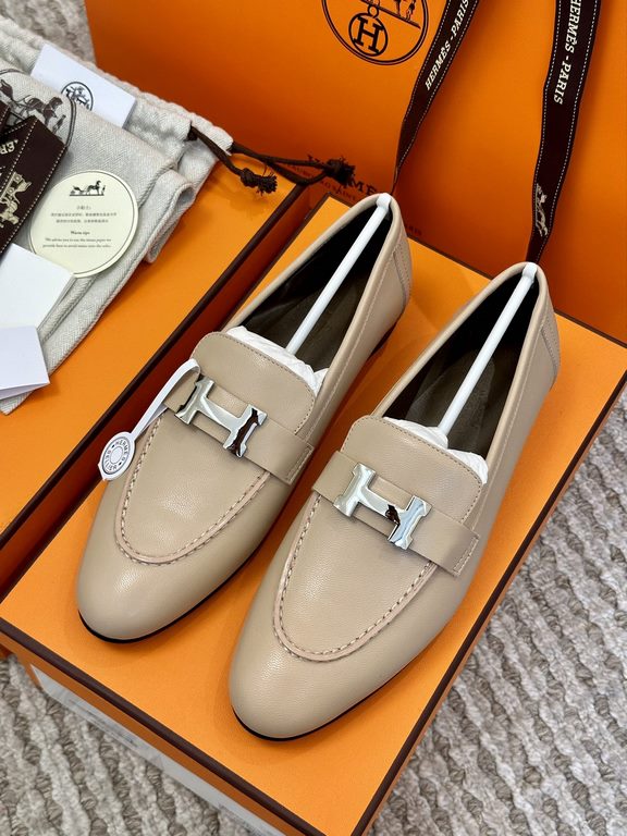 High quality ex-factoryHERMES Hermes   Classic Loafers  NewHERME.S Hermes  Classic Loafers New!Black classic, oatmeal color with enamel buckle.Milk tea color is soft and versatileHermès' SpringSummer 23 Most H Button Col