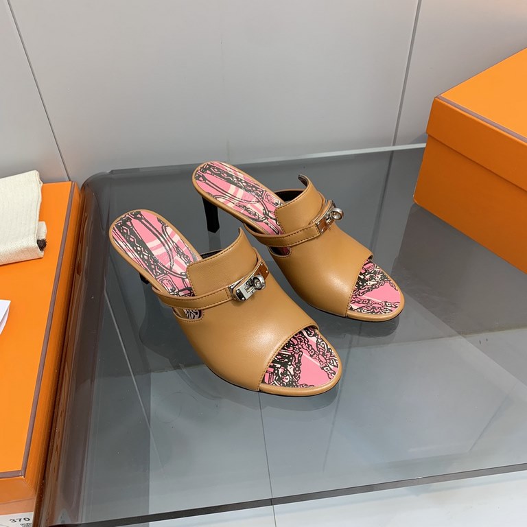 The actual Hermes shoes are made by hand, and they've been handmade to order for a long time.Hermes Hermes new mid-heeled sandals authentic open mold custom hand-sewn craft enamel technology on the heavy development of a