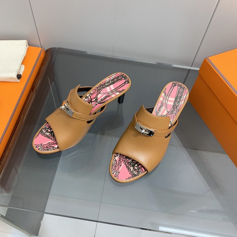 The actual Hermes shoes are made by hand, and they've been handmade to order for a long time.Hermes Hermes new mid-heeled sandals authentic open mold custom hand-sewn craft enamel technology on the heavy development of a