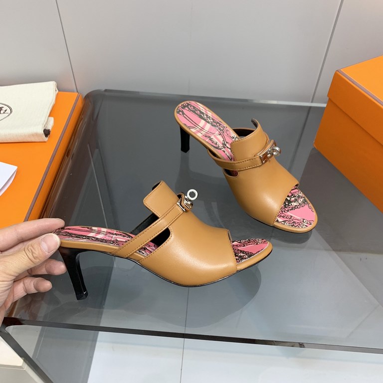 The actual Hermes shoes are made by hand, and they've been handmade to order for a long time.Hermes Hermes new mid-heeled sandals authentic open mold custom hand-sewn craft enamel technology on the heavy development of a