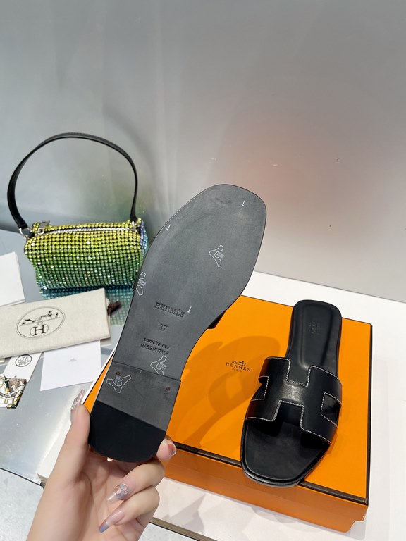 HERMES Hermes 2022 H Home New color update Classic works Multi-color choice let you love enough. Classic work Universal slippers, is the goddess are like on me oh! Really versatile, with pants or skirt are OK.Upper mater