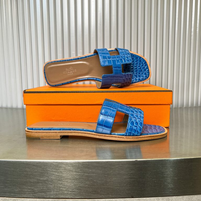 Crocodile pattern new color, two-color effect, new revision (Hermès) Packaging upgrade, version of the workmanship material upgrade.Hermes  market highest version of pure handmade shoes   Top Product Hermes Slippers  ---