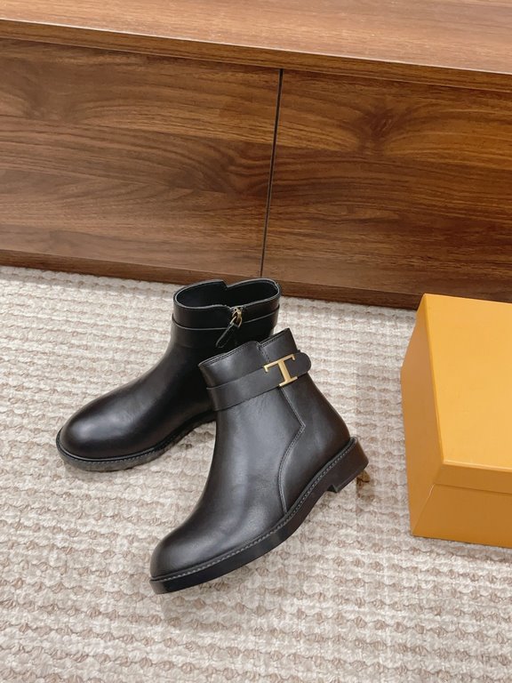 ' # Tods the latest models of short boots England full of wind, BV boots wind scraped a lot, do not want to follow the wind, Hermes is also a lot of people into the, want to be different, Tods this pair of proper into  T