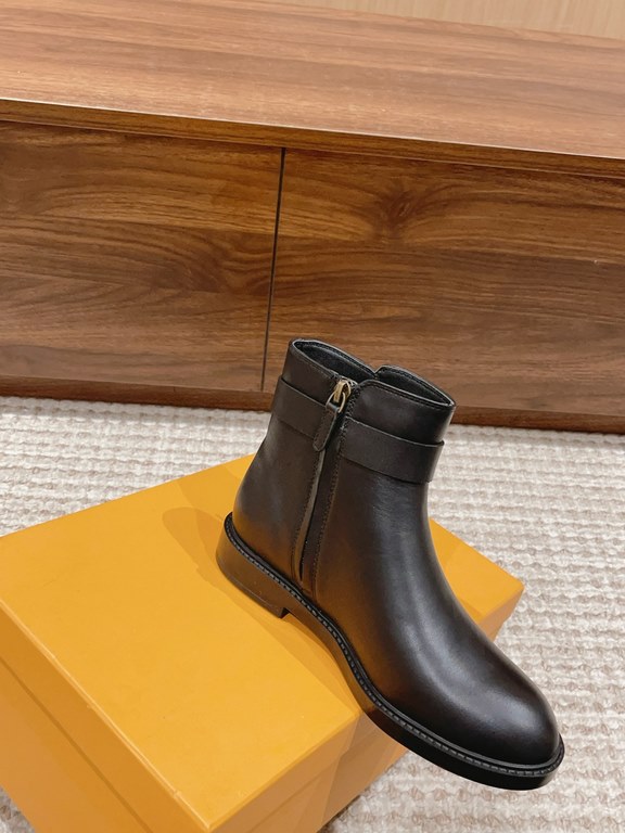 ' # Tods the latest models of short boots England full of wind, BV boots wind scraped a lot, do not want to follow the wind, Hermes is also a lot of people into the, want to be different, Tods this pair of proper into  T