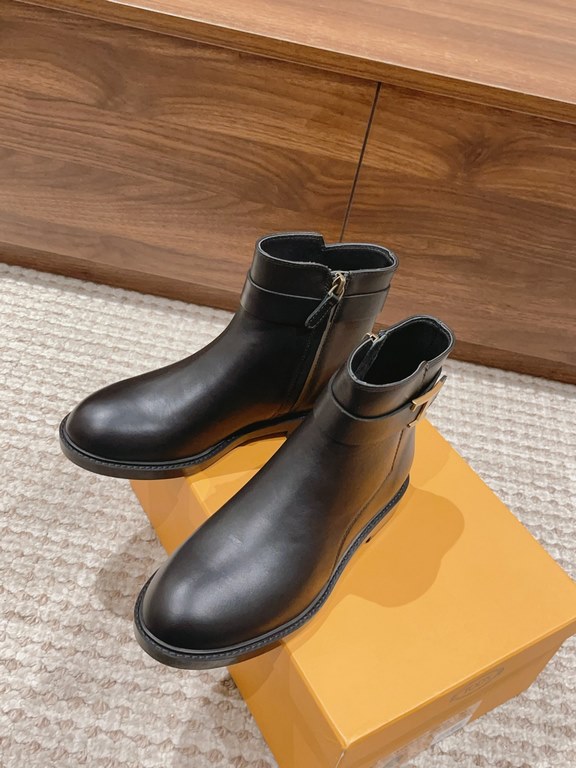 ' # Tods the latest models of short boots England full of wind, BV boots wind scraped a lot, do not want to follow the wind, Hermes is also a lot of people into the, want to be different, Tods this pair of proper into  T