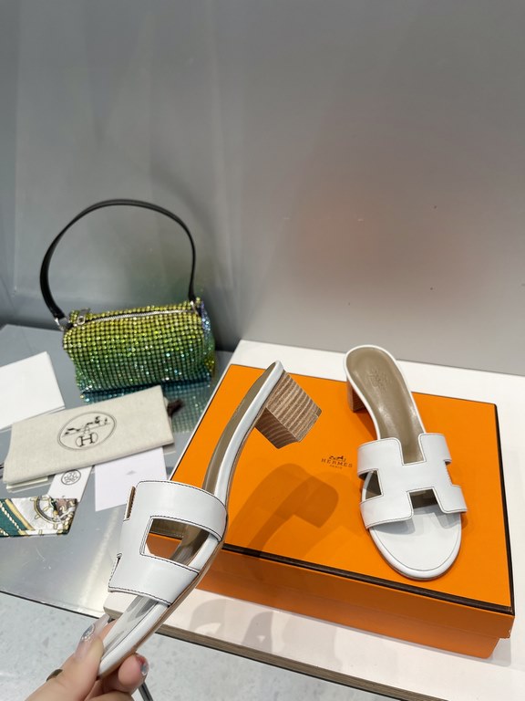 HERMES Hermes 2022 H Home New color update Classic works Multi-color choice let you love enough. Classic work Universal slippers, is the goddess are like on me oh! Really versatile, with pants or skirt are OK.Upper mater