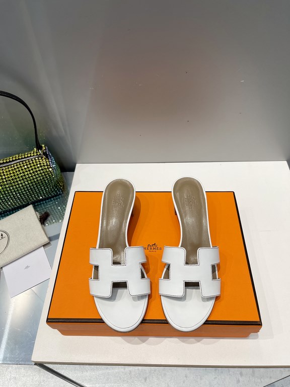 HERMES Hermes 2022 H Home New color update Classic works Multi-color choice let you love enough. Classic work Universal slippers, is the goddess are like on me oh! Really versatile, with pants or skirt are OK.Upper mater