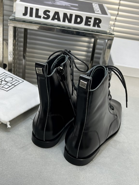 Factory priceThis year is very hot a niche brand boots, Toteme lace-up boots Martin boots women's boots!Toteme this pair of boots should be Hermes flat replacement New York blogger's ultra-modern classic fall and winter 