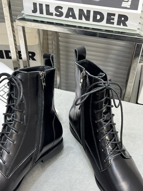 Factory priceThis year is very hot a niche brand boots, Toteme lace-up boots Martin boots women's boots!Toteme this pair of boots should be Hermes flat replacement New York blogger's ultra-modern classic fall and winter 