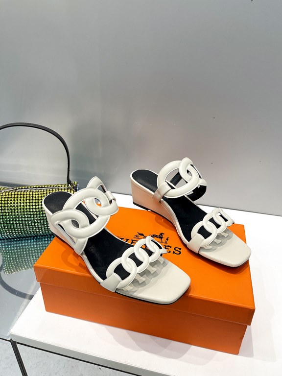 Hermes Hermes 2023 Official website synchronized spring and summer new style, slant heel sandalCowhide fabric, sheepskin footbed. Sheepskin lining. A lightweight summer sandal with a classic shape transformed into a leat