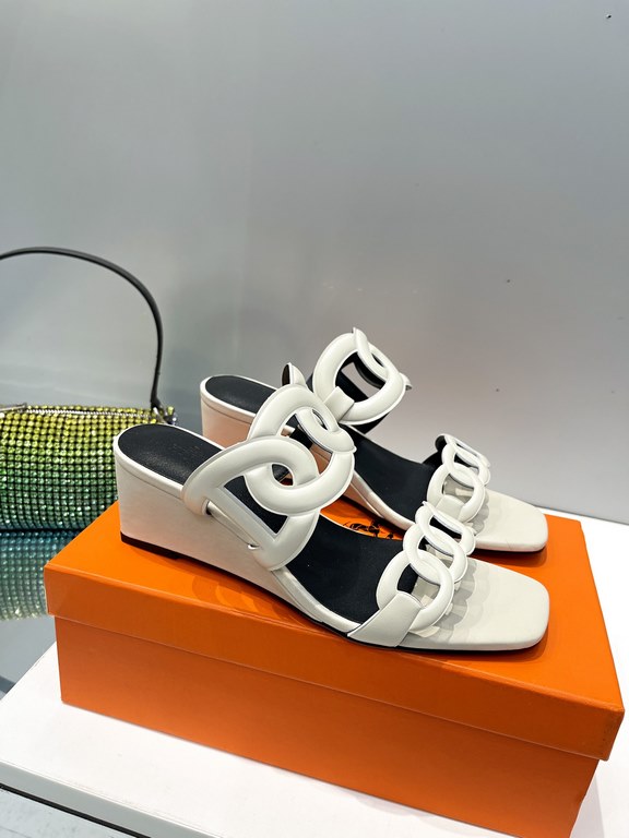 Hermes Hermes 2023 Official website synchronized spring and summer new style, slant heel sandalCowhide fabric, sheepskin footbed. Sheepskin lining. A lightweight summer sandal with a classic shape transformed into a leat