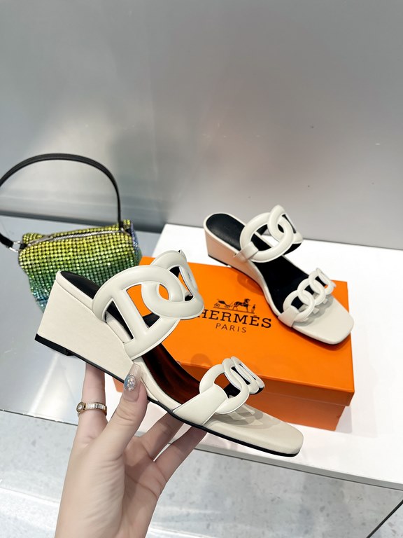 Hermes Hermes 2023 Official website synchronized spring and summer new style, slant heel sandalCowhide fabric, sheepskin footbed. Sheepskin lining. A lightweight summer sandal with a classic shape transformed into a leat