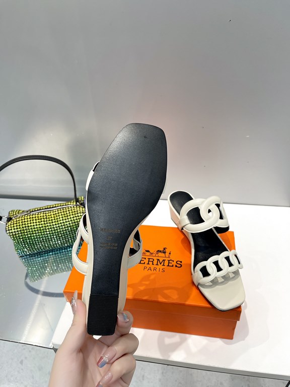 Hermes Hermes 2023 Official website synchronized spring and summer new style, slant heel sandalCowhide fabric, sheepskin footbed. Sheepskin lining. A lightweight summer sandal with a classic shape transformed into a leat