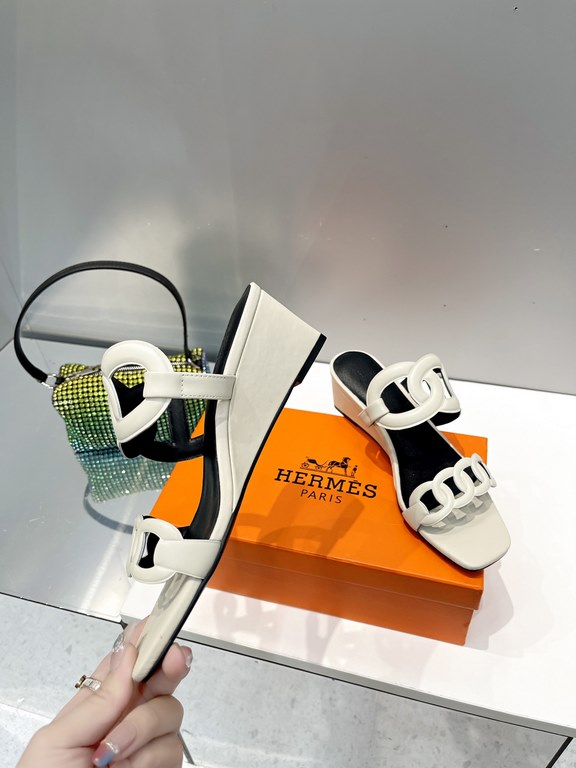 Hermes Hermes 2023 Official website synchronized spring and summer new style, slant heel sandalCowhide fabric, sheepskin footbed. Sheepskin lining. A lightweight summer sandal with a classic shape transformed into a leat