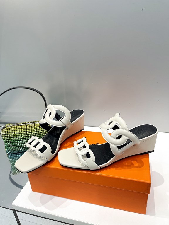 Hermes Hermes 2023 Official website synchronized spring and summer new style, slant heel sandalCowhide fabric, sheepskin footbed. Sheepskin lining. A lightweight summer sandal with a classic shape transformed into a leat