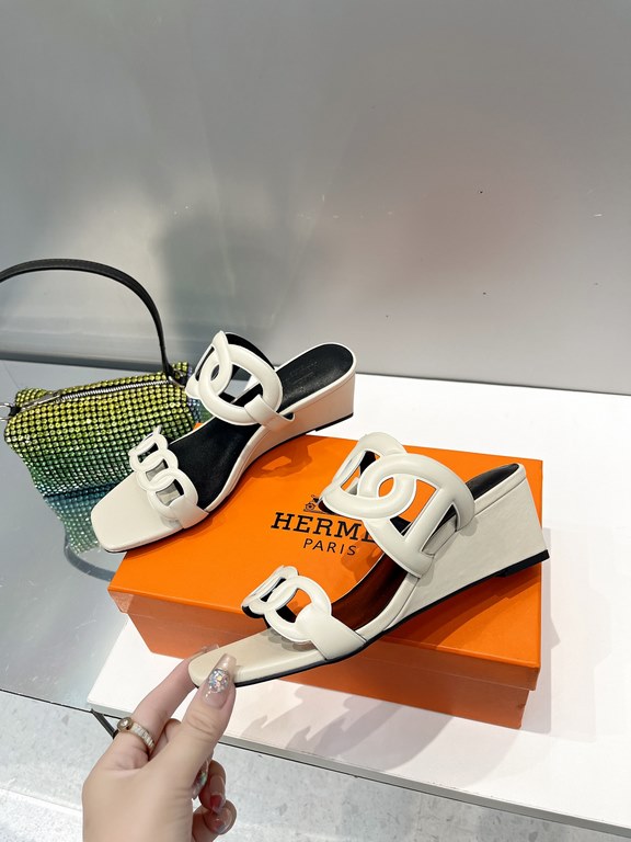 Hermes Hermes 2023 Official website synchronized spring and summer new style, slant heel sandalCowhide fabric, sheepskin footbed. Sheepskin lining. A lightweight summer sandal with a classic shape transformed into a leat