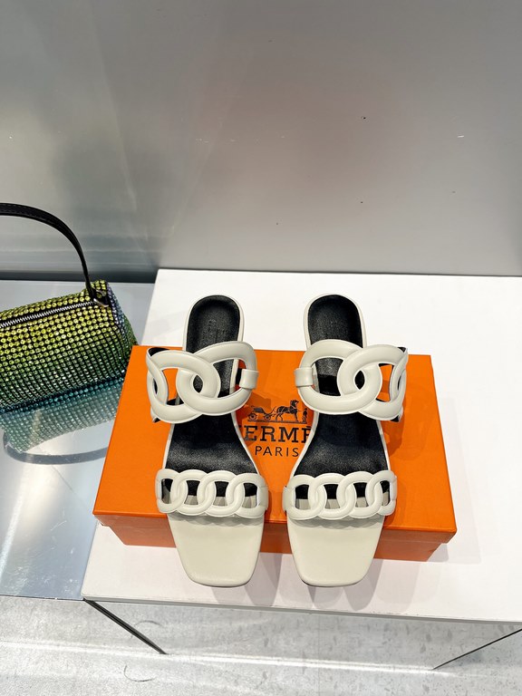 Hermes Hermes 2023 Official website synchronized spring and summer new style, slant heel sandalCowhide fabric, sheepskin footbed. Sheepskin lining. A lightweight summer sandal with a classic shape transformed into a leat