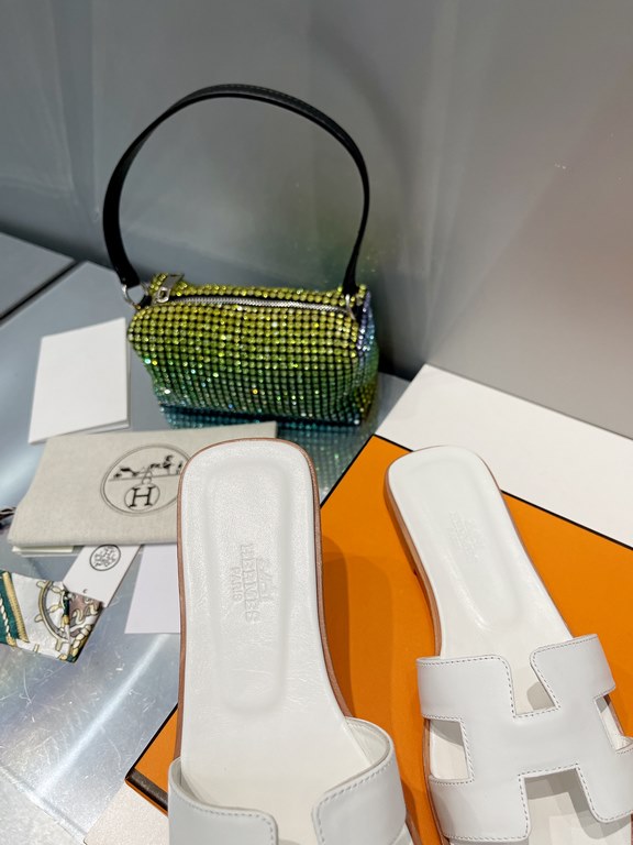 HERMES Hermes 2022 H Home New color update Classic works Multi-color choice let you love enough. Classic work Universal slippers, is the goddess are like on me oh! Really versatile, with pants or skirt are OK.Upper mater