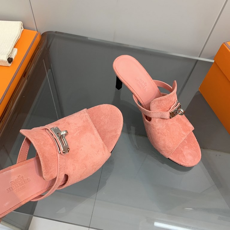 The actual Hermes shoes are made by hand, and they've been handmade to order for a long time.Hermes Hermes new mid-heeled sandals authentic open mold custom hand-sewn craft enamel technology on the heavy development of a