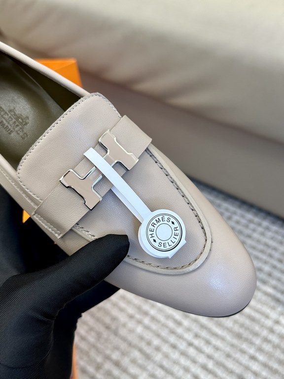 High quality ex-factoryHERMES Hermes   Classic Loafers  NewHERME.S Hermes  Classic Loafers New!Black classic, oatmeal color with enamel buckle.Milk tea color is soft and versatileHermès' SpringSummer 23 Most H Button Col