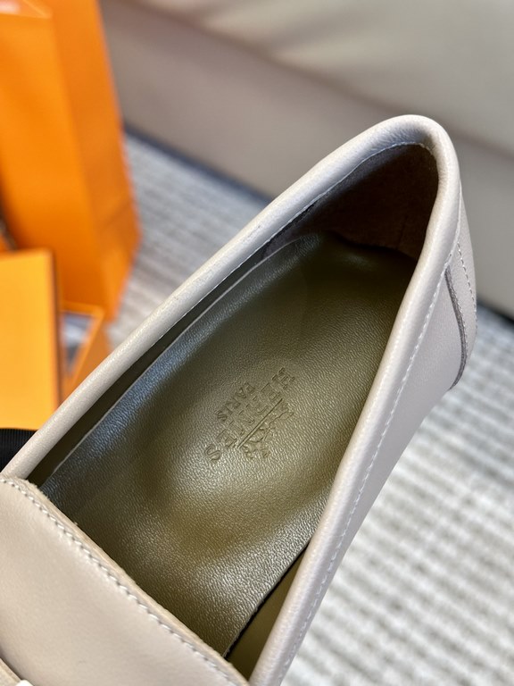 High quality ex-factoryHERMES Hermes   Classic Loafers  NewHERME.S Hermes  Classic Loafers New!Black classic, oatmeal color with enamel buckle.Milk tea color is soft and versatileHermès' SpringSummer 23 Most H Button Col