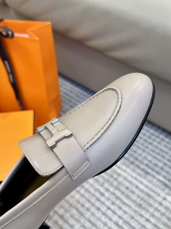 High quality ex-factoryHERMES Hermes   Classic Loafers  NewHERME.S Hermes  Classic Loafers New!Black classic, oatmeal color with enamel buckle.Milk tea color is soft and versatileHermès' SpringSummer 23 Most H Button Col