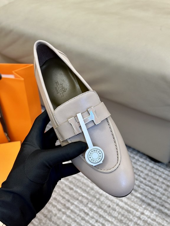 High quality ex-factoryHERMES Hermes   Classic Loafers  NewHERME.S Hermes  Classic Loafers New!Black classic, oatmeal color with enamel buckle.Milk tea color is soft and versatileHermès' SpringSummer 23 Most H Button Col