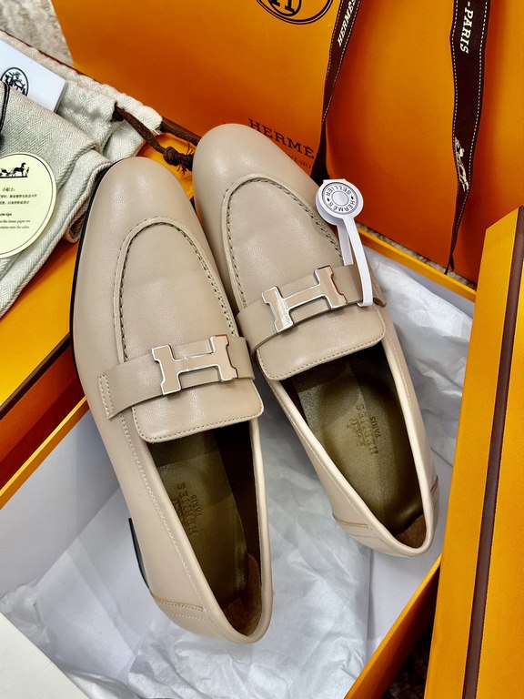 High quality ex-factoryHERMES Hermes   Classic Loafers  NewHERME.S Hermes  Classic Loafers New!Black classic, oatmeal color with enamel buckle.Milk tea color is soft and versatileHermès' SpringSummer 23 Most H Button Col