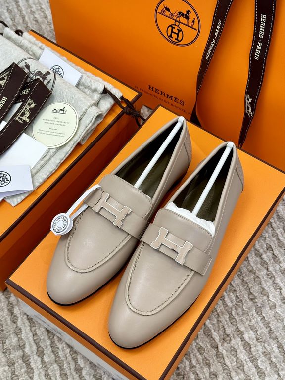 High quality ex-factoryHERMES Hermes   Classic Loafers  NewHERME.S Hermes  Classic Loafers New!Black classic, oatmeal color with enamel buckle.Milk tea color is soft and versatileHermès' SpringSummer 23 Most H Button Col