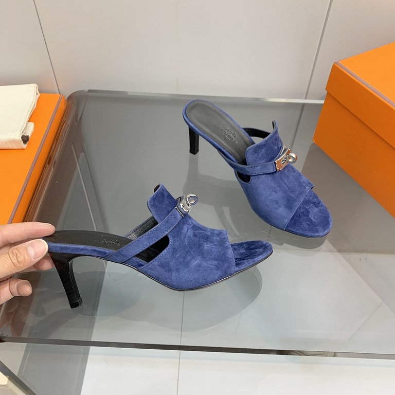 The actual Hermes shoes are made by hand, and they've been handmade to order for a long time.Hermes Hermes new mid-heeled sandals authentic open mold custom hand-sewn craft enamel technology on the heavy development of a