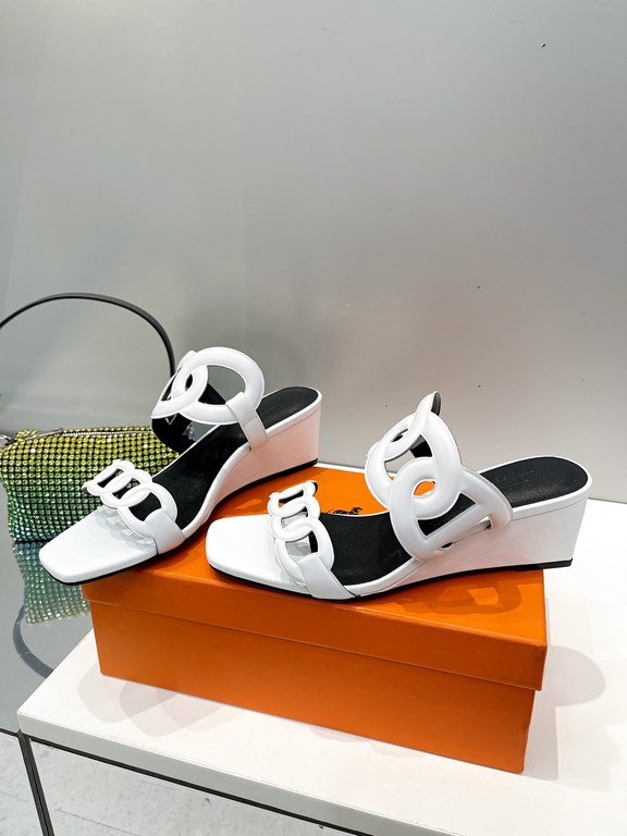 Hermes Hermes 2023 Official website synchronized spring and summer new style, slant heel sandalCowhide fabric, sheepskin footbed. Sheepskin lining. A lightweight summer sandal with a classic shape transformed into a leat