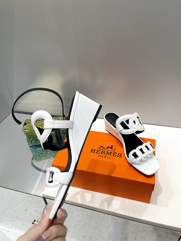 Hermes Hermes 2023 Official website synchronized spring and summer new style, slant heel sandalCowhide fabric, sheepskin footbed. Sheepskin lining. A lightweight summer sandal with a classic shape transformed into a leat