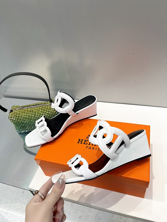 Hermes Hermes 2023 Official website synchronized spring and summer new style, slant heel sandalCowhide fabric, sheepskin footbed. Sheepskin lining. A lightweight summer sandal with a classic shape transformed into a leat