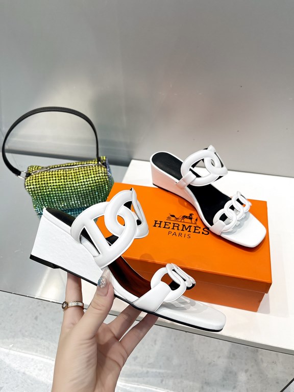 Hermes Hermes 2023 Official website synchronized spring and summer new style, slant heel sandalCowhide fabric, sheepskin footbed. Sheepskin lining. A lightweight summer sandal with a classic shape transformed into a leat