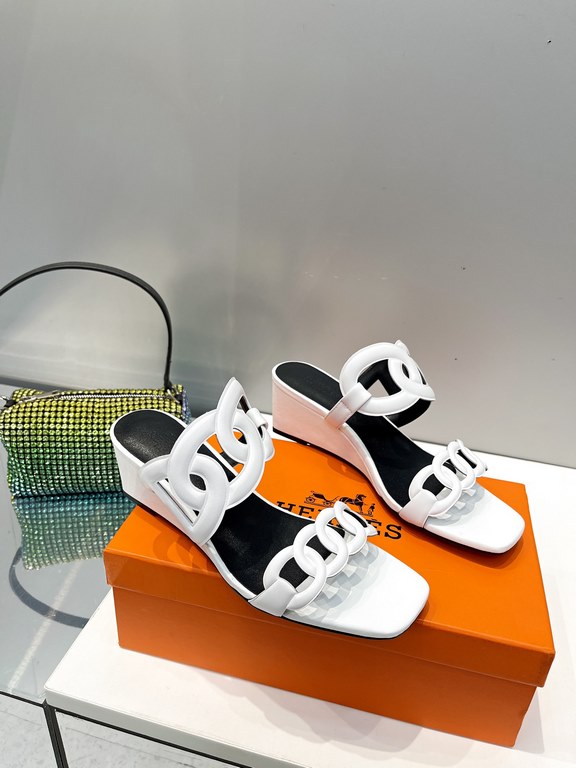 Hermes Hermes 2023 Official website synchronized spring and summer new style, slant heel sandalCowhide fabric, sheepskin footbed. Sheepskin lining. A lightweight summer sandal with a classic shape transformed into a leat