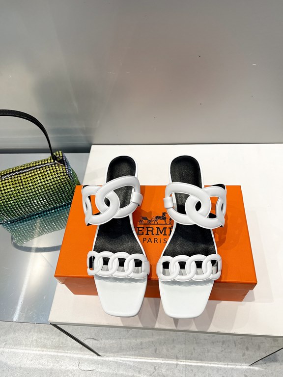 Hermes Hermes 2023 Official website synchronized spring and summer new style, slant heel sandalCowhide fabric, sheepskin footbed. Sheepskin lining. A lightweight summer sandal with a classic shape transformed into a leat