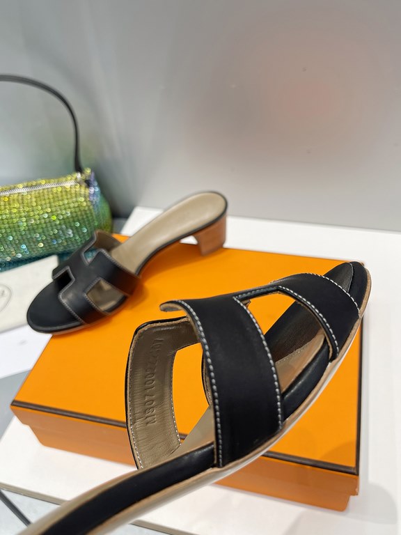 HERME Hermes 2022 H Home New color update Classic works Multi-color choice let you love enough. Classic work Universal slippers, is the goddess are like on me oh! Really versatile, with pants or skirts are OK.Upper mater