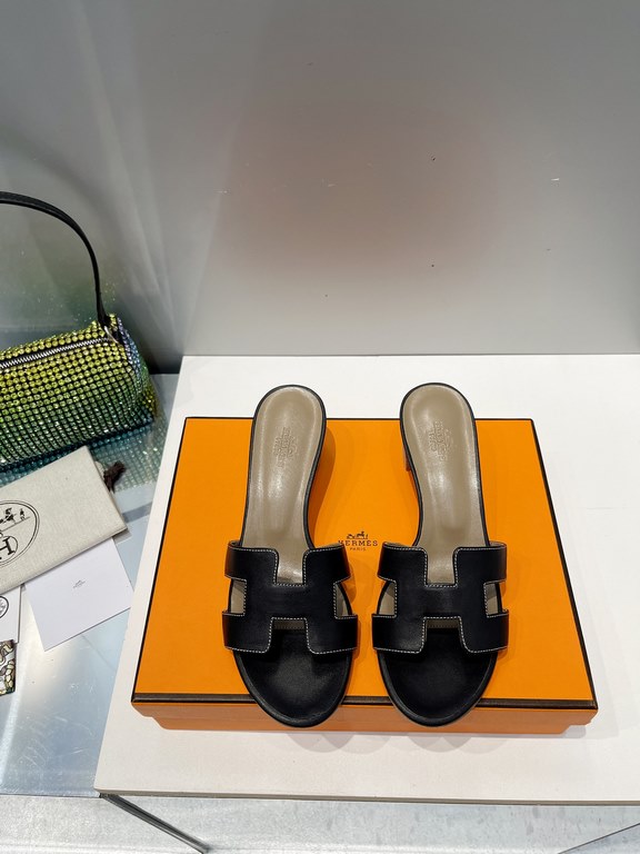 HERME Hermes 2022 H Home New color update Classic works Multi-color choice let you love enough. Classic work Universal slippers, is the goddess are like on me oh! Really versatile, with pants or skirts are OK.Upper mater