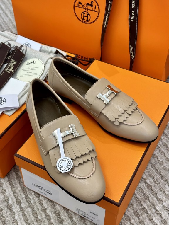 High quality ex-factoryHermes Louboutin ShoesHERME.S   Hermes   Classic Roval Tasseled Louboutin ShoesCream color with tassels.Hermes' newest SpringSummer 23 collection is only the fringe collection that looks the best!B